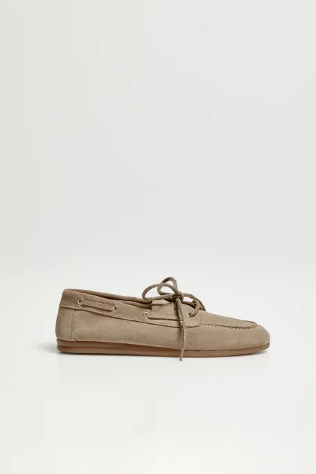 Pantofi de barca din piele intoarsa bej