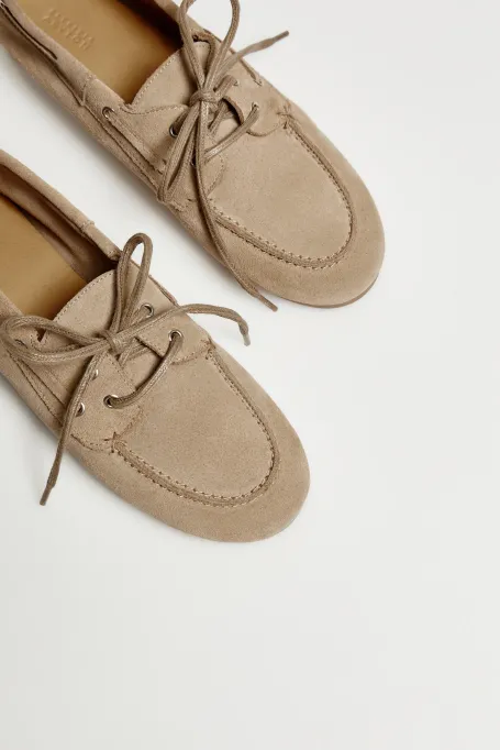 Pantofi de barca din piele intoarsa bej