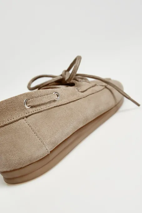 Pantofi de barca din piele intoarsa bej Pantofi de barca din piele intoarsa bej