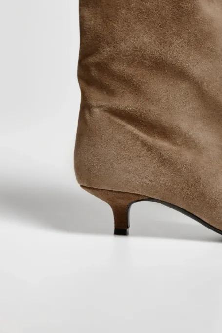 Cizme din piele intoarsa cu toc mijlociu Cizme din piele intoarsa cu toc mijlociu