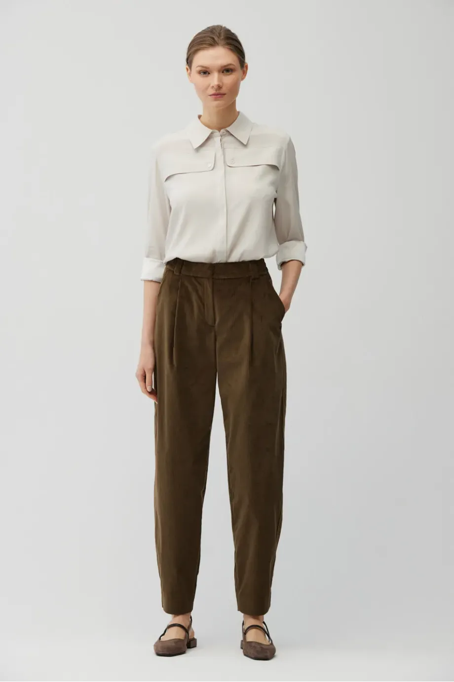 Pantaloni largi maro din catifea Pantaloni largi maro din catifea