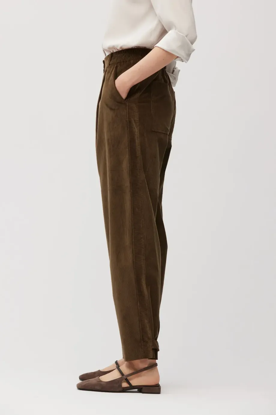Pantaloni largi maro din catifea Pantaloni largi maro din catifea