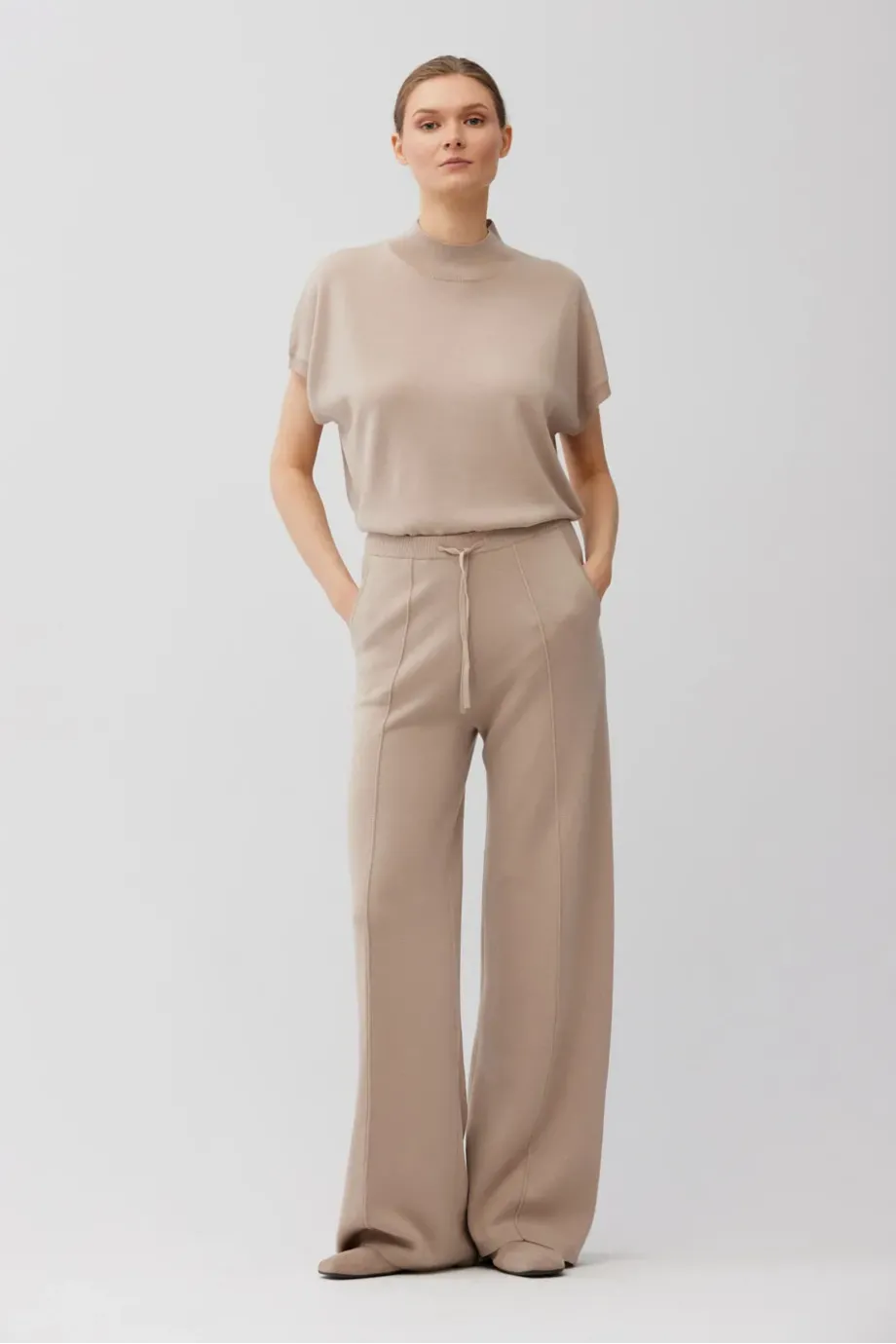 Pantaloni largi, bej, din lână pieptănată Pantaloni largi, bej, din lână pieptănată