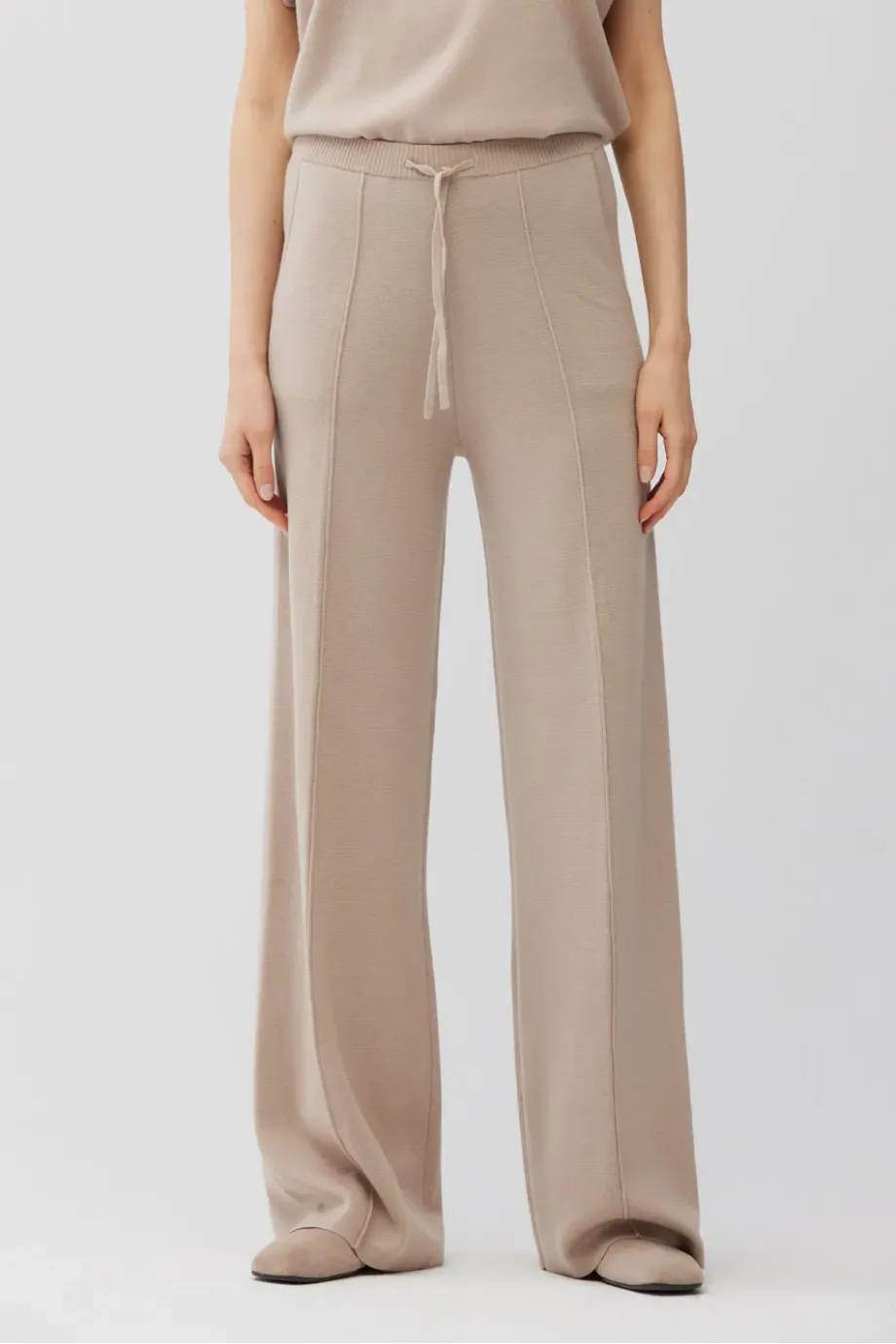 Pantaloni largi, bej, din lână pieptănată Pantaloni largi, bej, din lână pieptănată