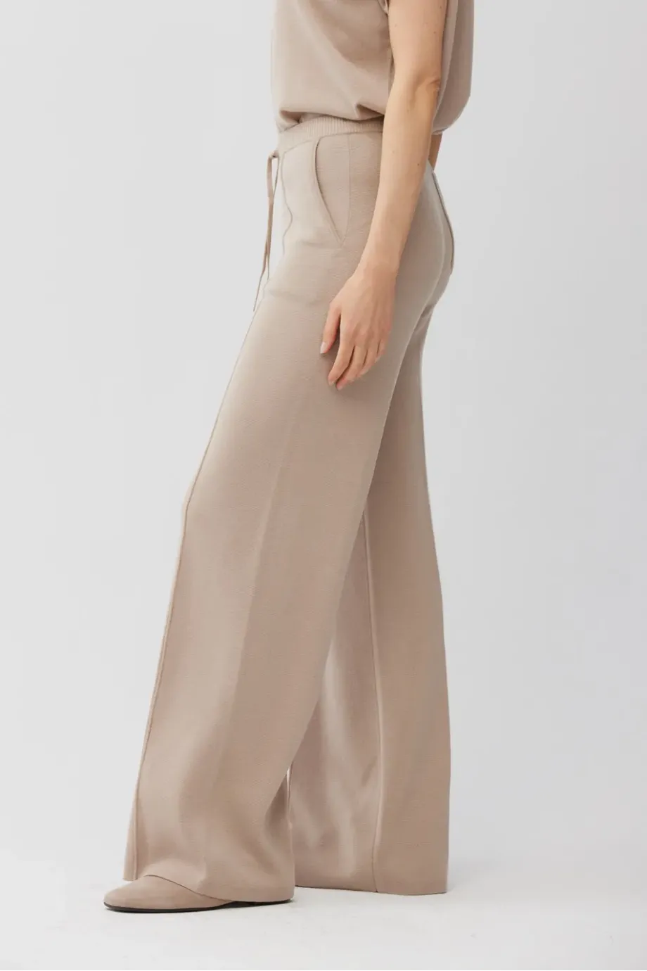 Pantaloni largi, bej, din lână pieptănată Pantaloni largi, bej, din lână pieptănată