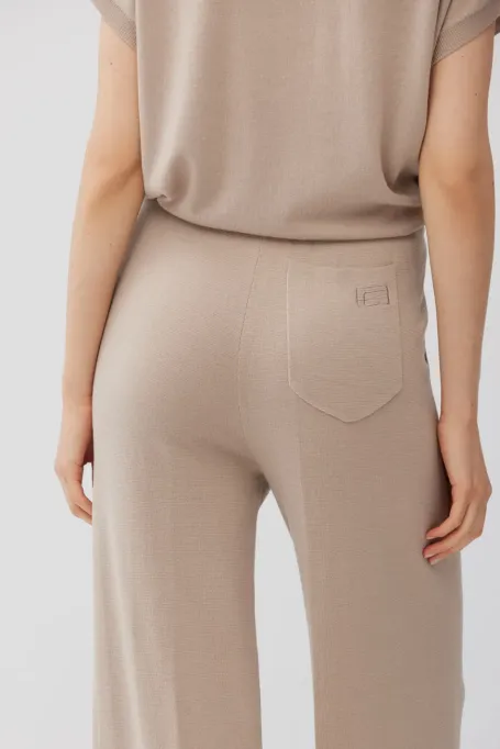 Pantaloni largi, bej, din lână pieptănată Pantaloni largi, bej, din lână pieptănată