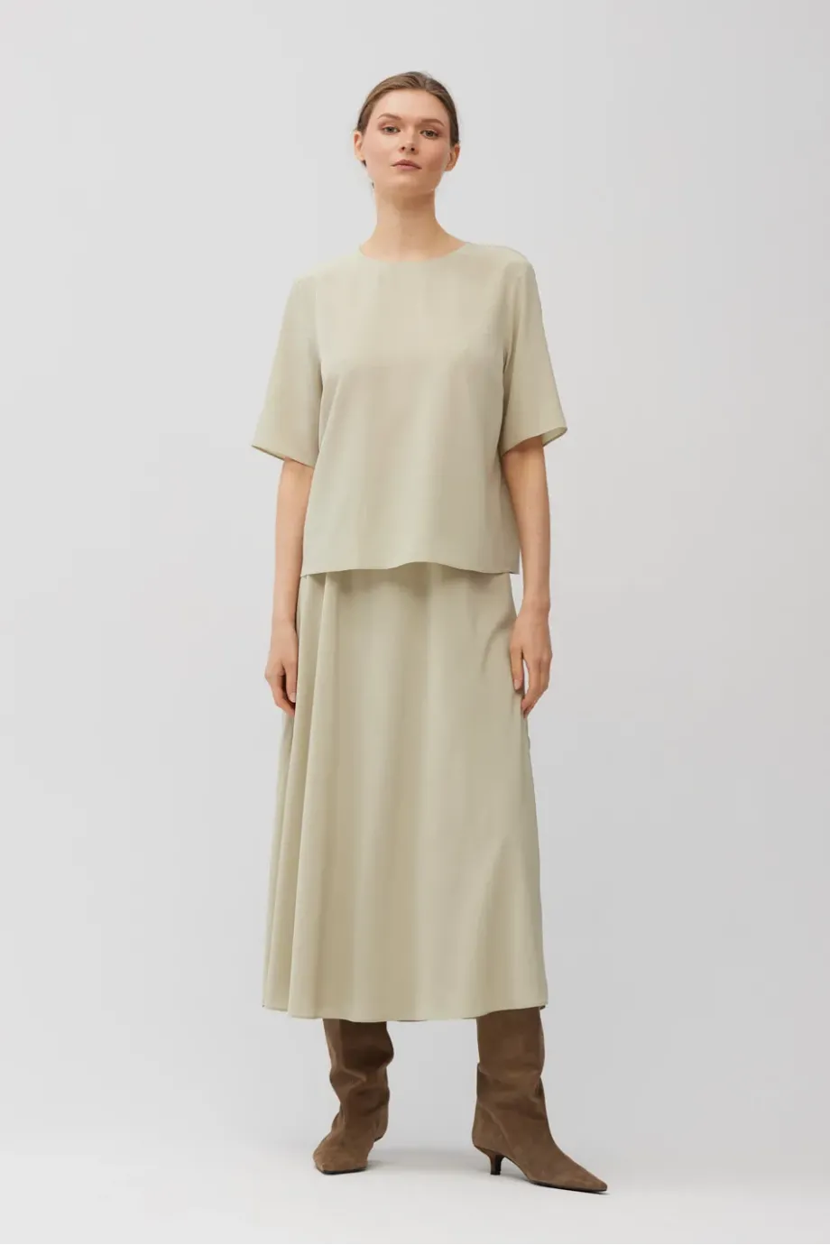 Fusta midi din matase verde deschis Fusta midi din matase verde deschis