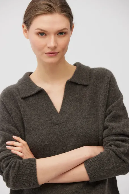 Pulover polo maro din lână de alpaca Pulover polo maro din lână de alpaca