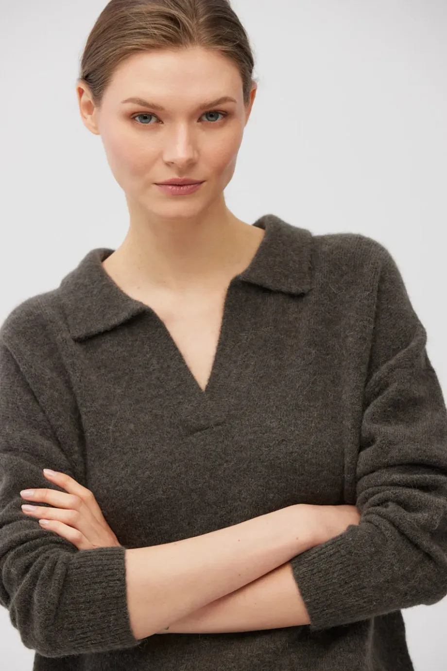 Pulover polo maro din lână de alpaca Pulover polo maro din lână de alpaca