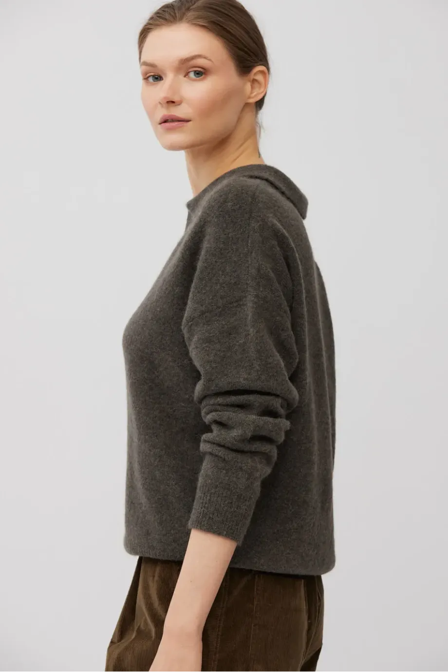 Pulover polo maro din lână de alpaca Pulover polo maro din lână de alpaca