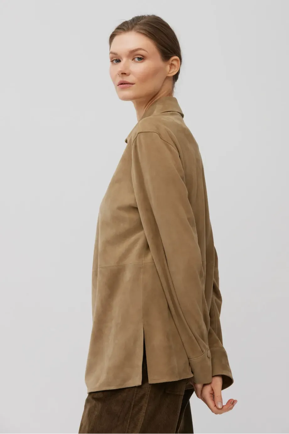 Camasa bej din piele naturala de piele intoarsa Camasa bej din piele naturala de piele intoarsa