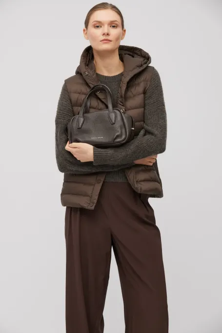 Vestă din puf maro cu glugă