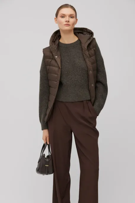 Vestă din puf maro cu glugă