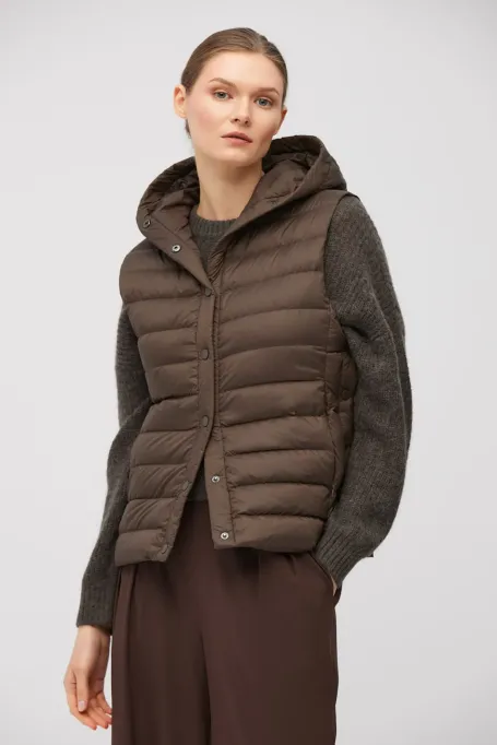 Vestă din puf maro cu glugă