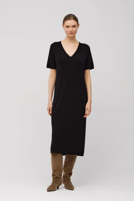 Rochie neagră din tricot cu decolteu în V
