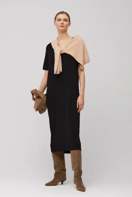 Rochie neagră din tricot cu decolteu în V