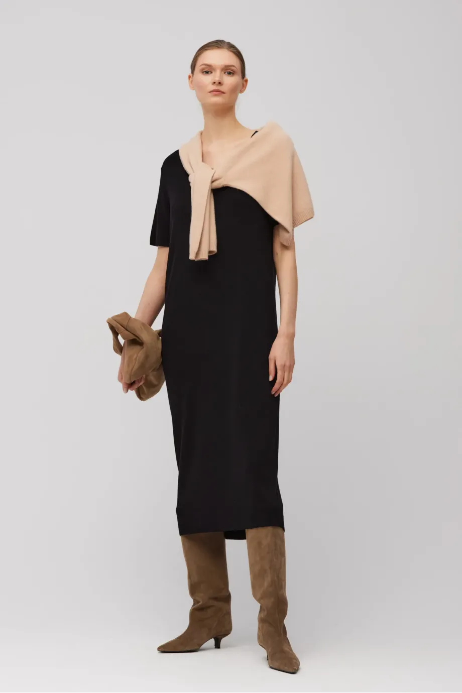 Rochie neagră din tricot cu decolteu în V Rochie neagră din tricot cu decolteu în V