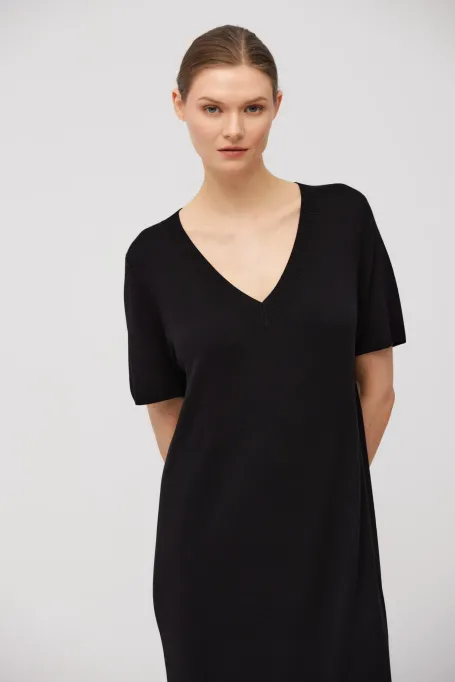 Rochie neagră din tricot cu decolteu în V Rochie neagră din tricot cu decolteu în V