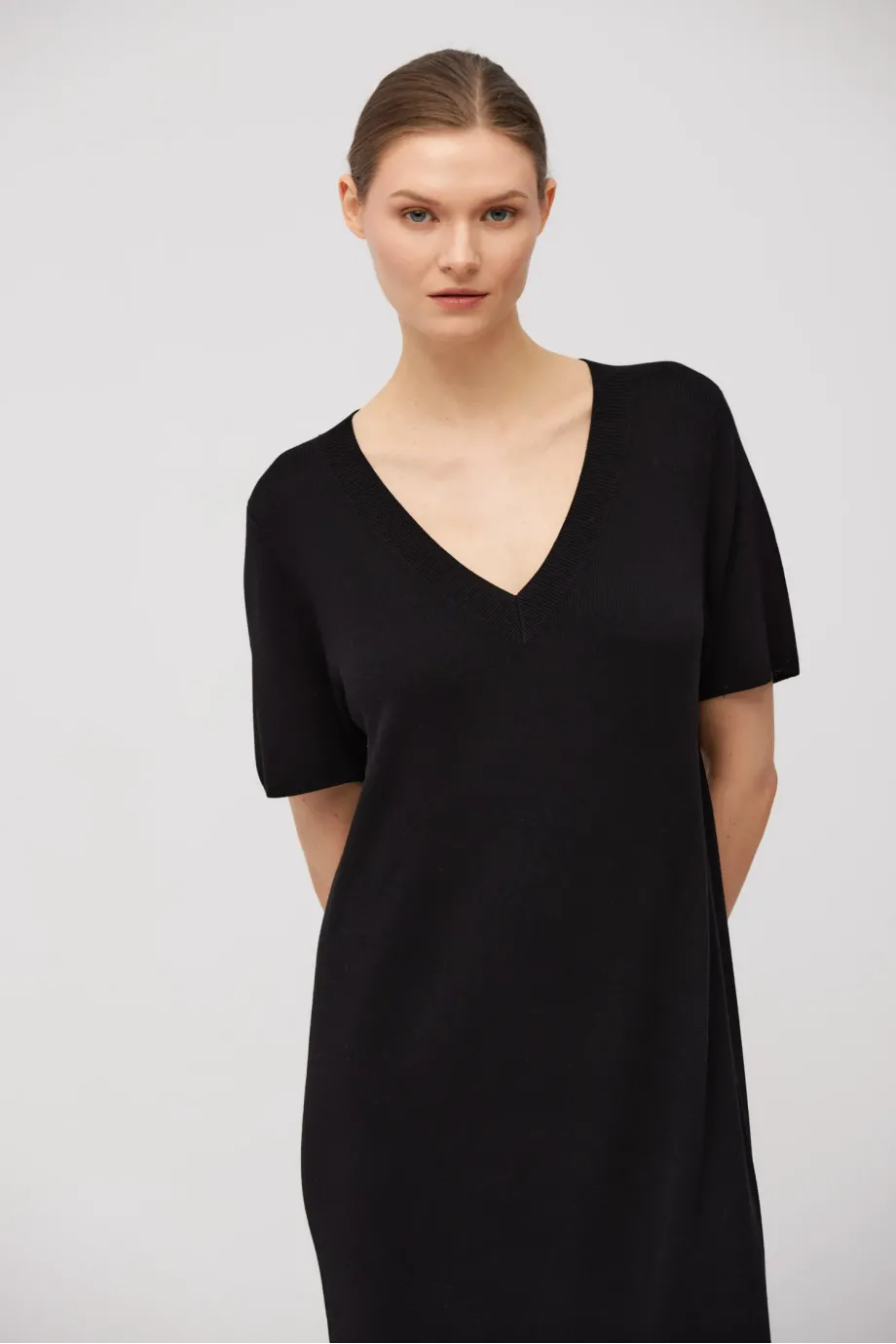 Rochie neagră din tricot cu decolteu în V Rochie neagră din tricot cu decolteu în V
