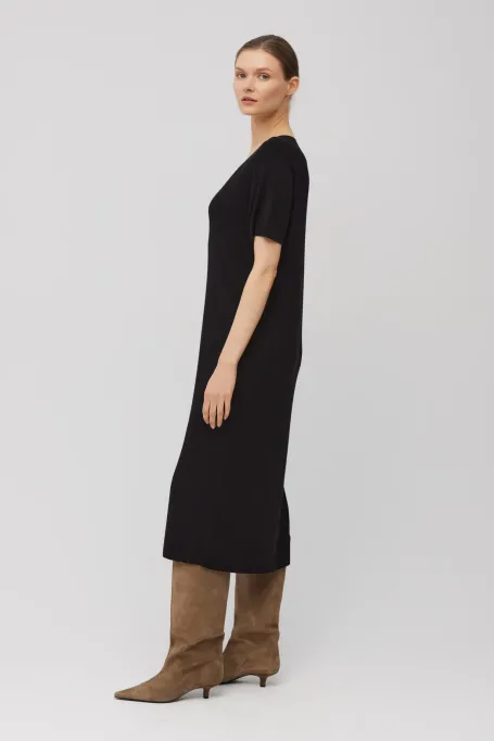 Rochie neagră din tricot cu decolteu în V Rochie neagră din tricot cu decolteu în V