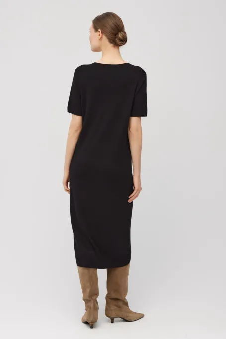 Rochie neagră din tricot cu decolteu în V Rochie neagră din tricot cu decolteu în V