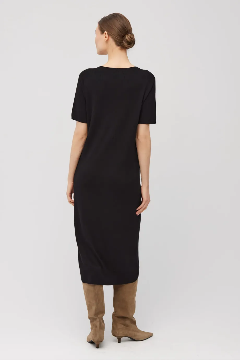 Rochie neagră din tricot cu decolteu în V Rochie neagră din tricot cu decolteu în V