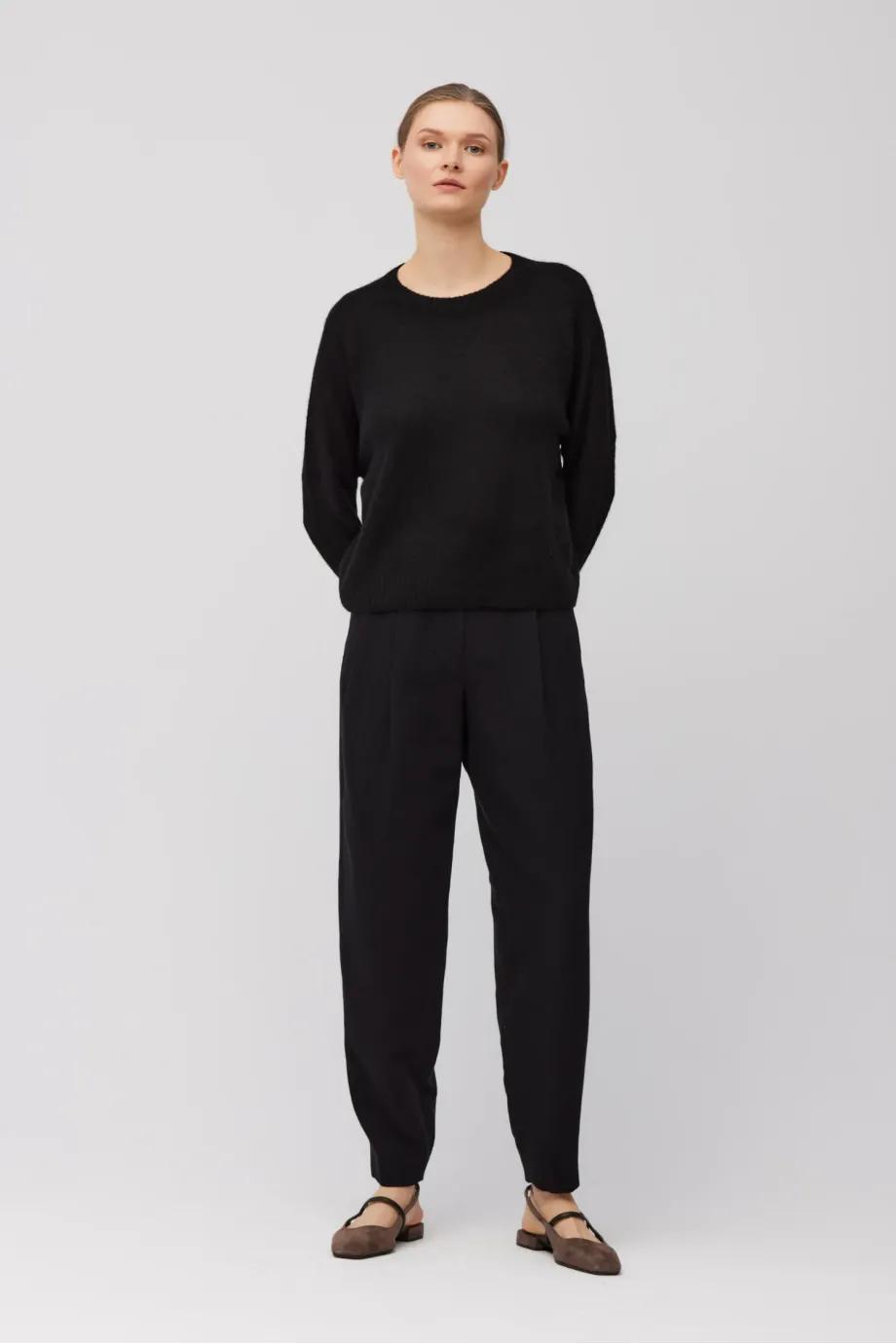 Pantaloni negri din lână și in Pantaloni negri din lână și in