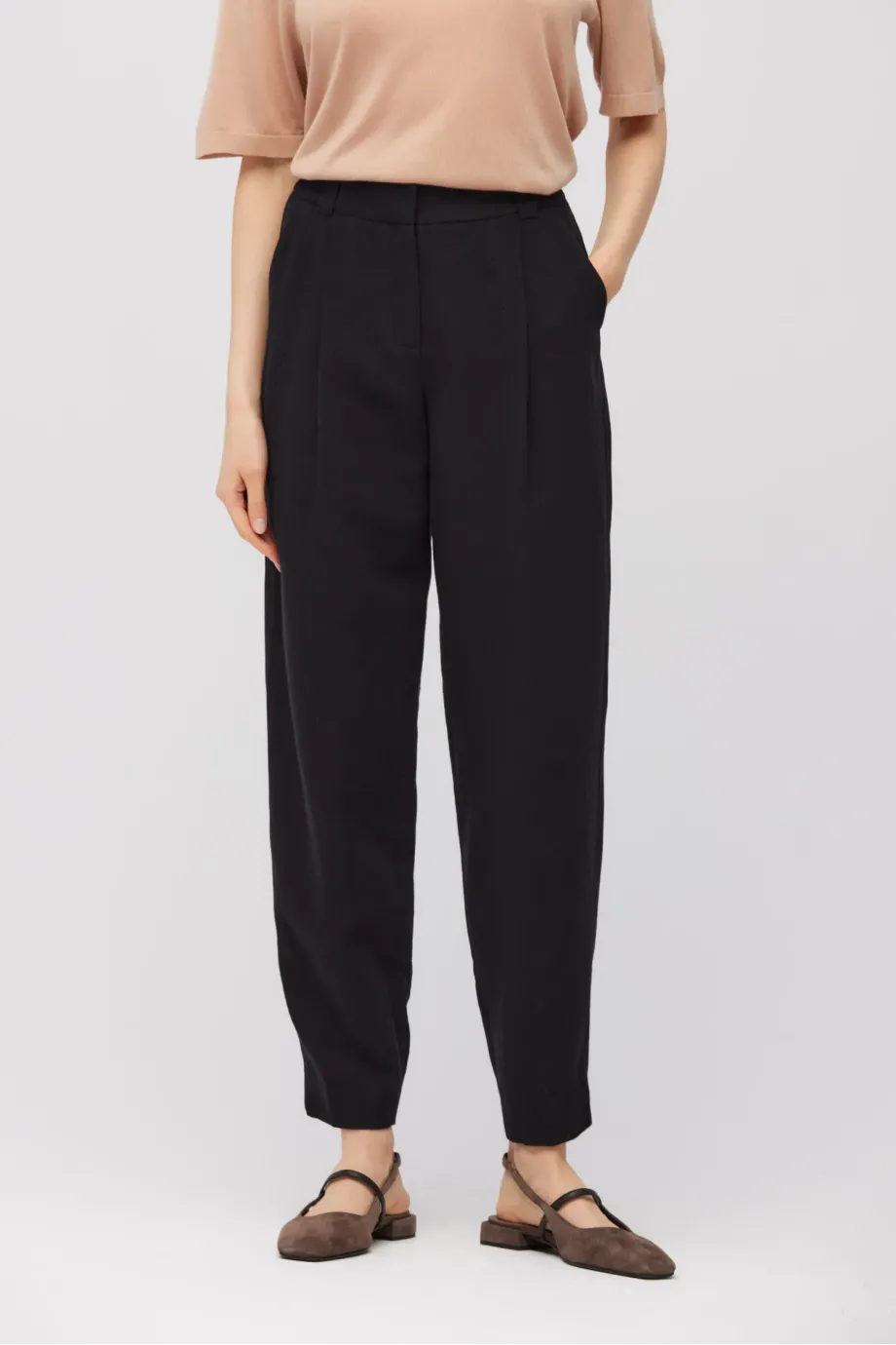 Pantaloni negri din lână și in Pantaloni negri din lână și in
