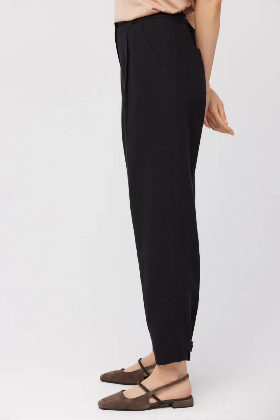 Pantaloni negri din lână și in Pantaloni negri din lână și in