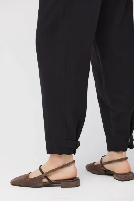Pantaloni negri din lână și in Pantaloni negri din lână și in