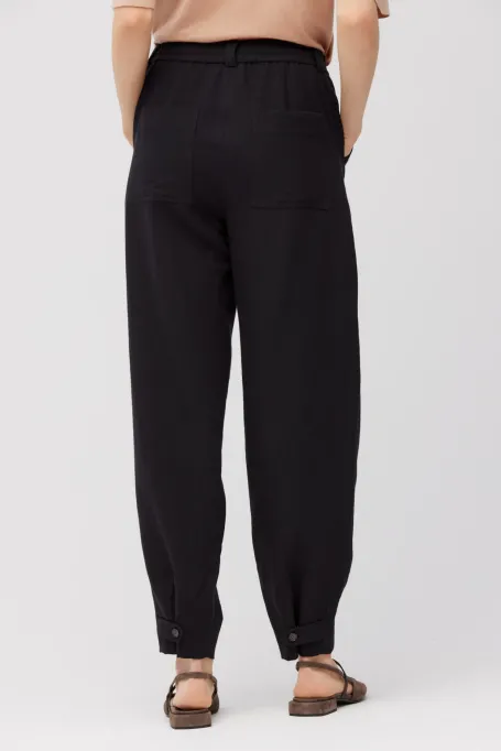 Pantaloni negri din lână și in Pantaloni negri din lână și in