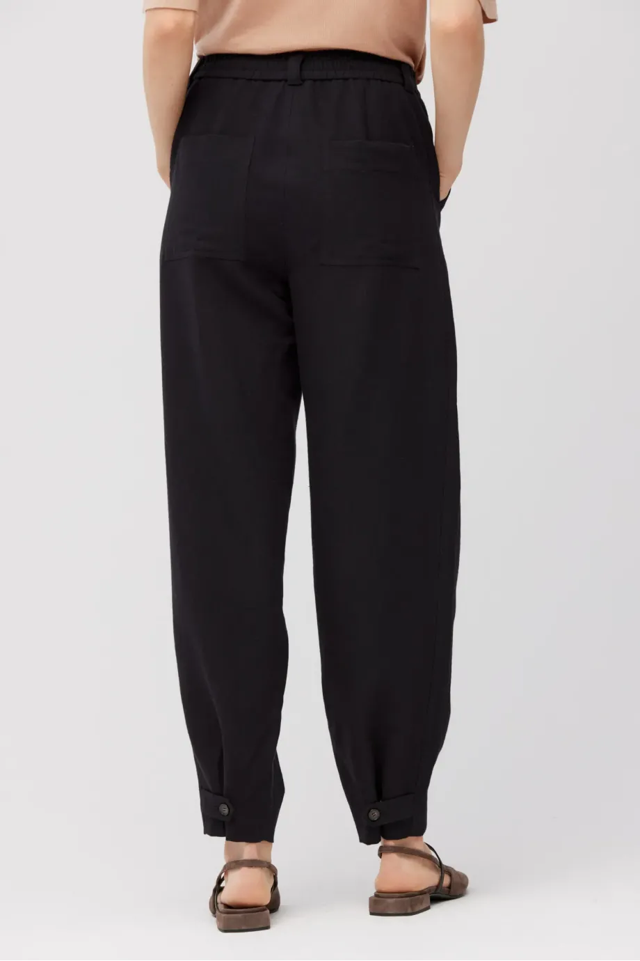 Pantaloni negri din lână și in Pantaloni negri din lână și in
