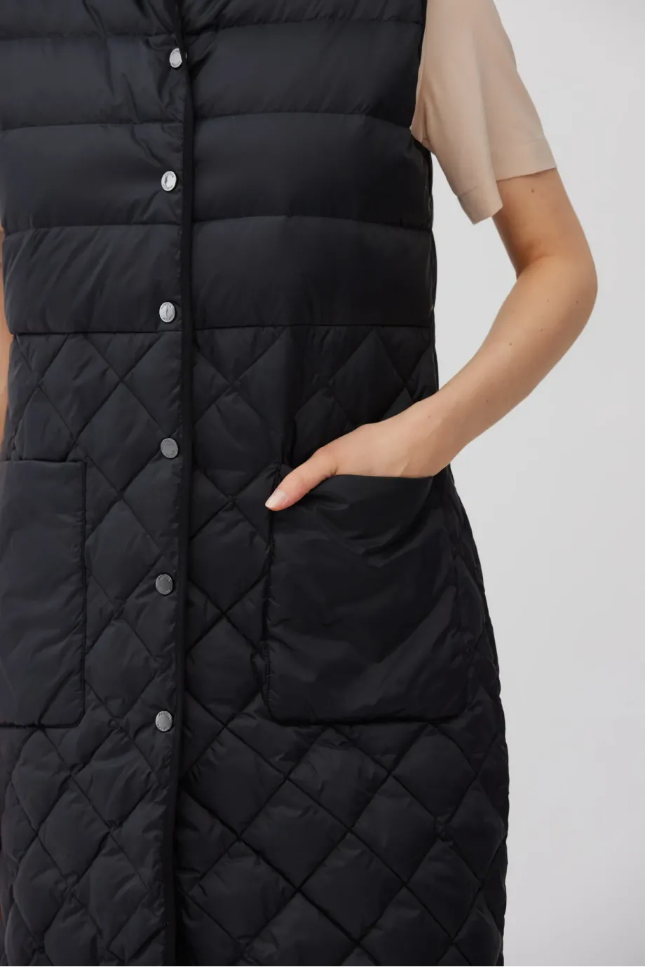 Vestă neagră cu puf lung Vestă neagră cu puf lung
