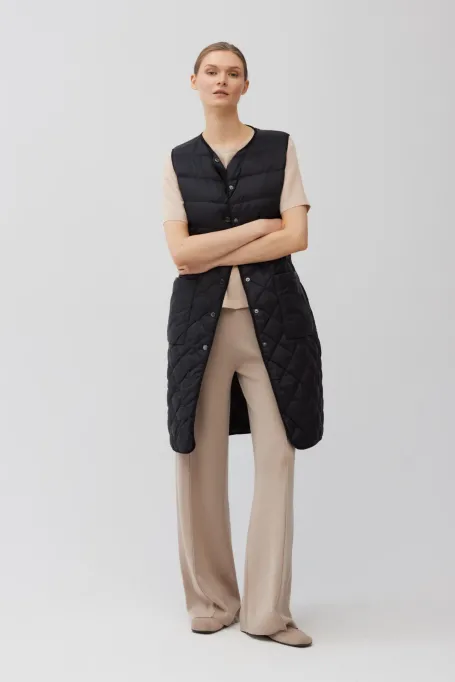 Vestă neagră cu puf lung