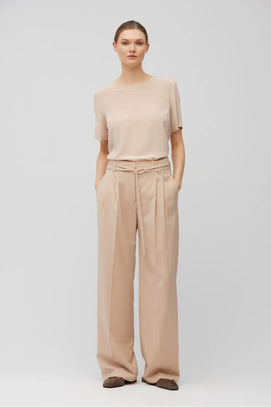Pantaloni roz pudrat din lana virgina Pantaloni roz pudrat din lana virgina
