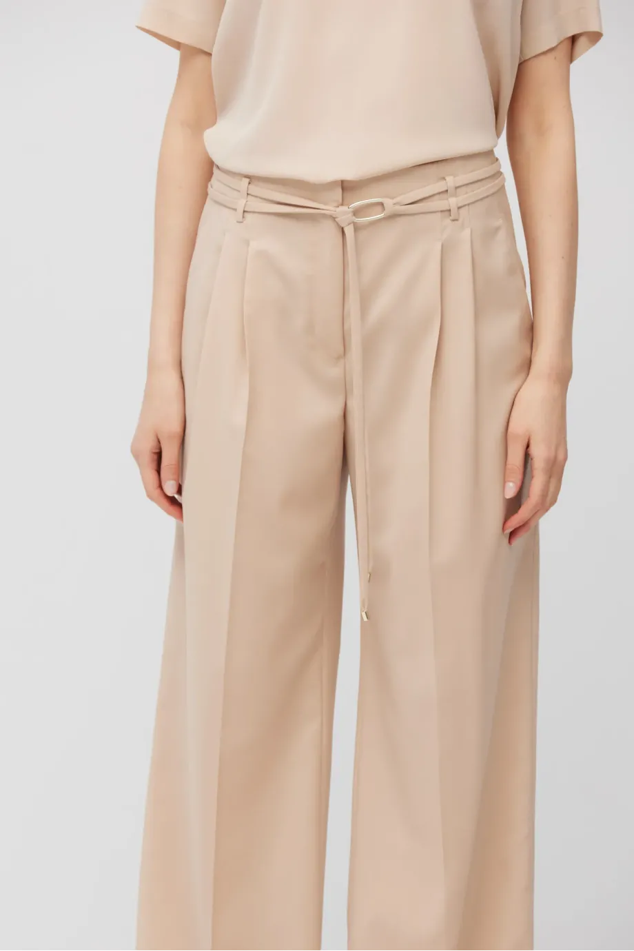 Pantaloni roz pudrat din lana virgina Pantaloni roz pudrat din lana virgina