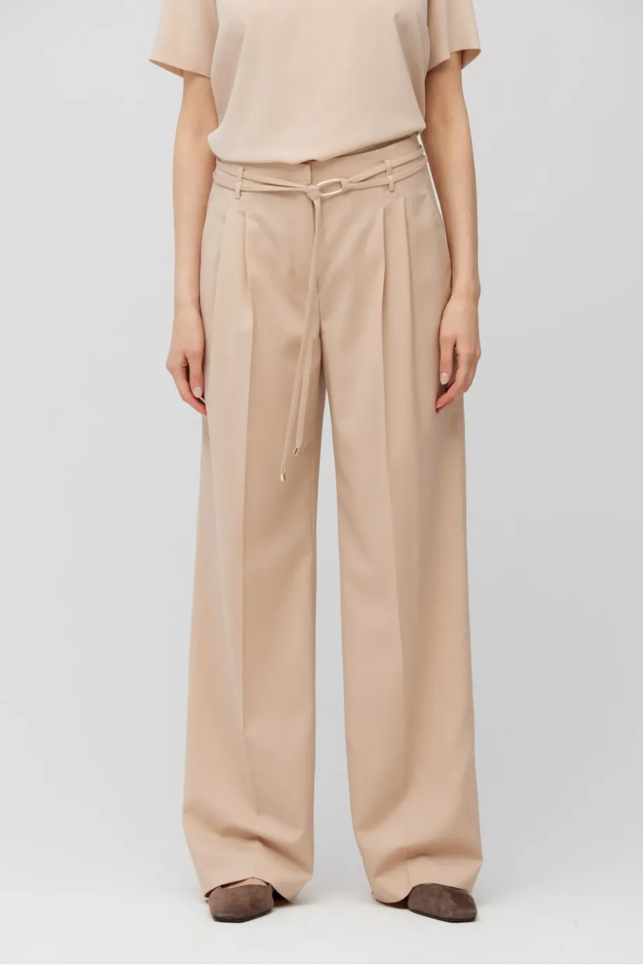 Pantaloni roz pudrat din lana virgina Pantaloni roz pudrat din lana virgina