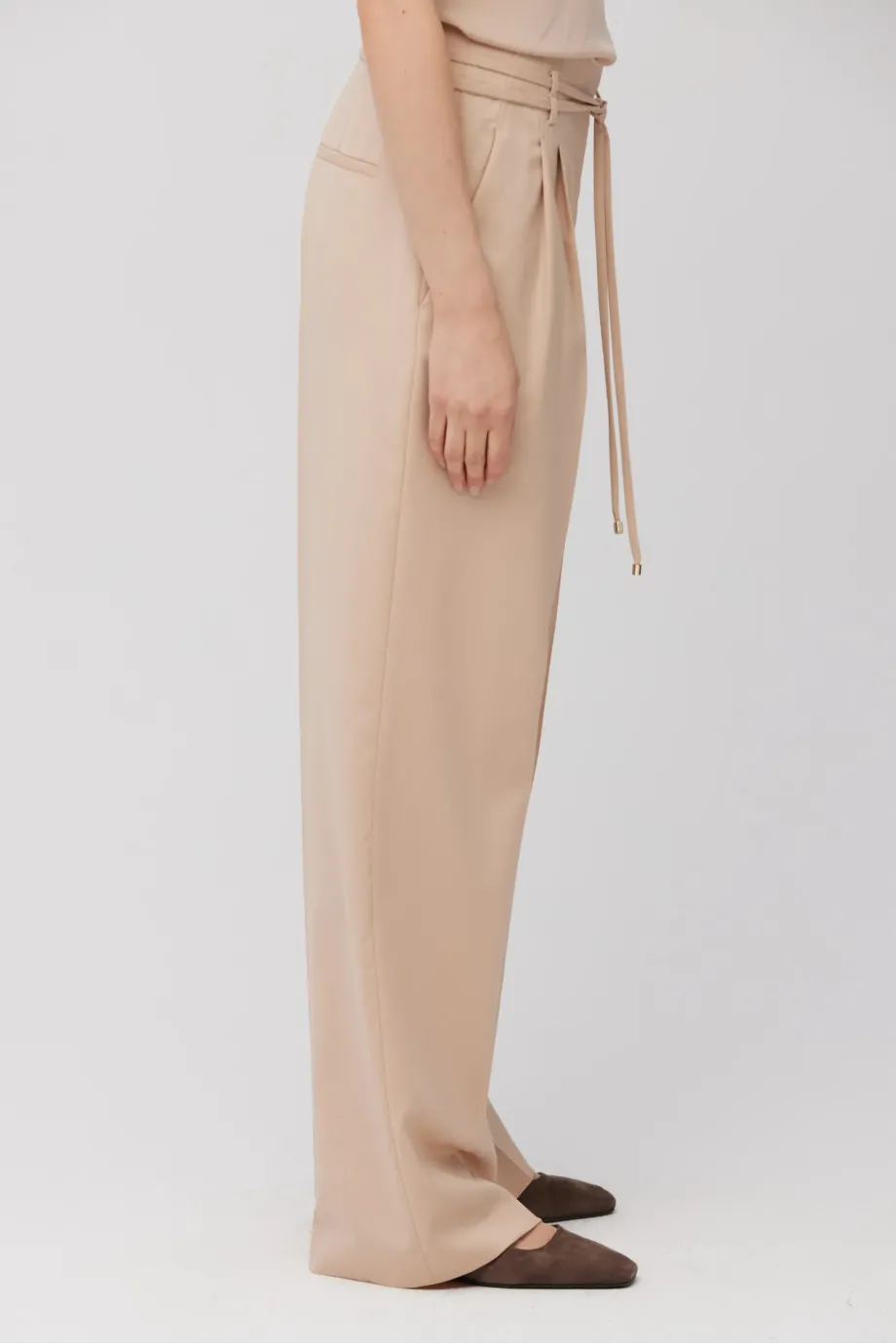 Pantaloni roz pudrat din lana virgina Pantaloni roz pudrat din lana virgina