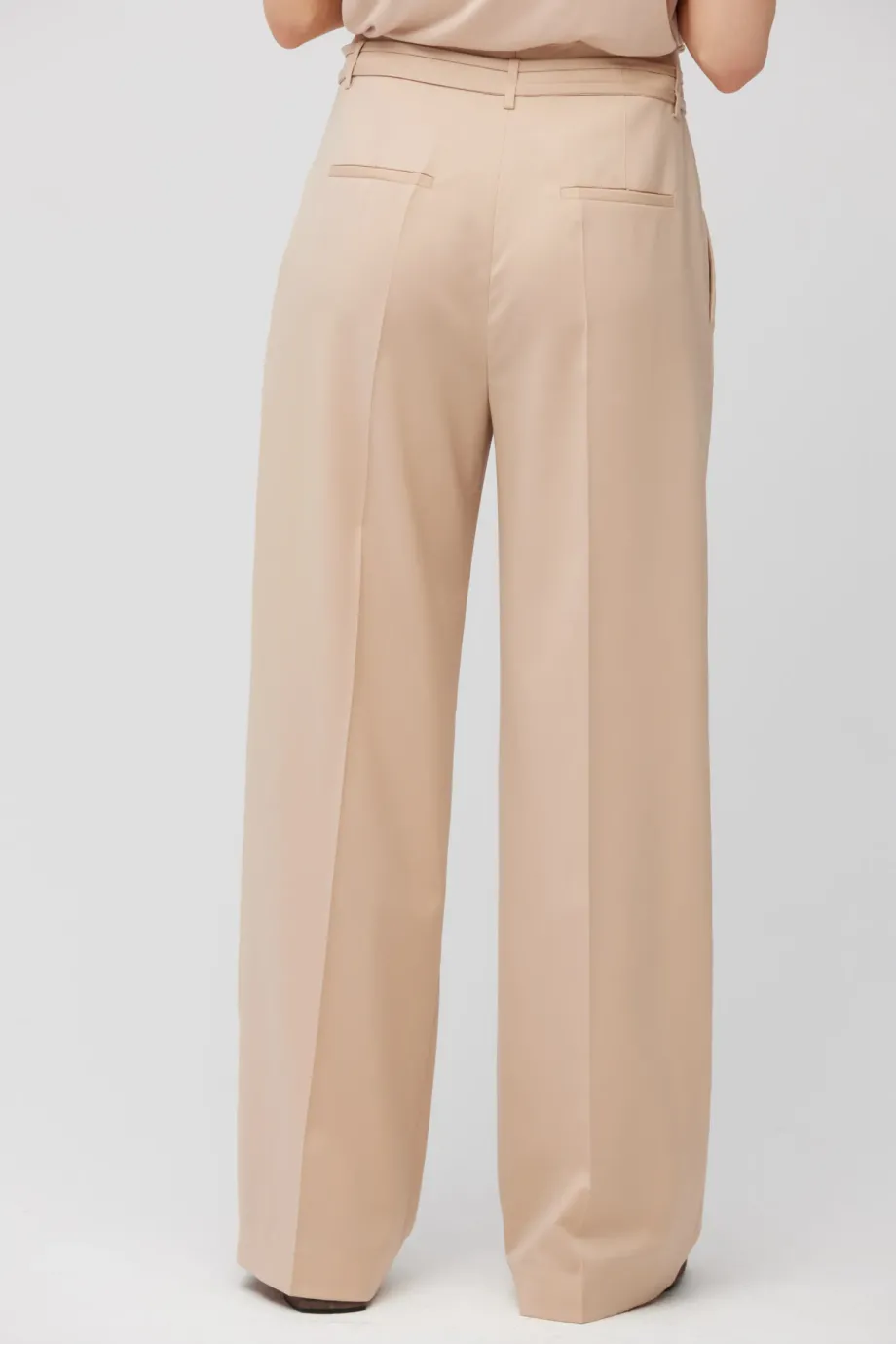Pantaloni roz pudrat din lana virgina Pantaloni roz pudrat din lana virgina