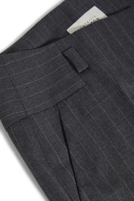 Pantaloni de costum gri din lână cu dungi Pantaloni de costum gri din lână cu dungi