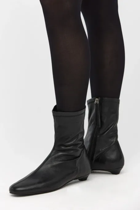 Ghete negre cu toc jos