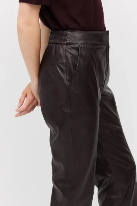 Pantaloni din piele vinete cu buzunare