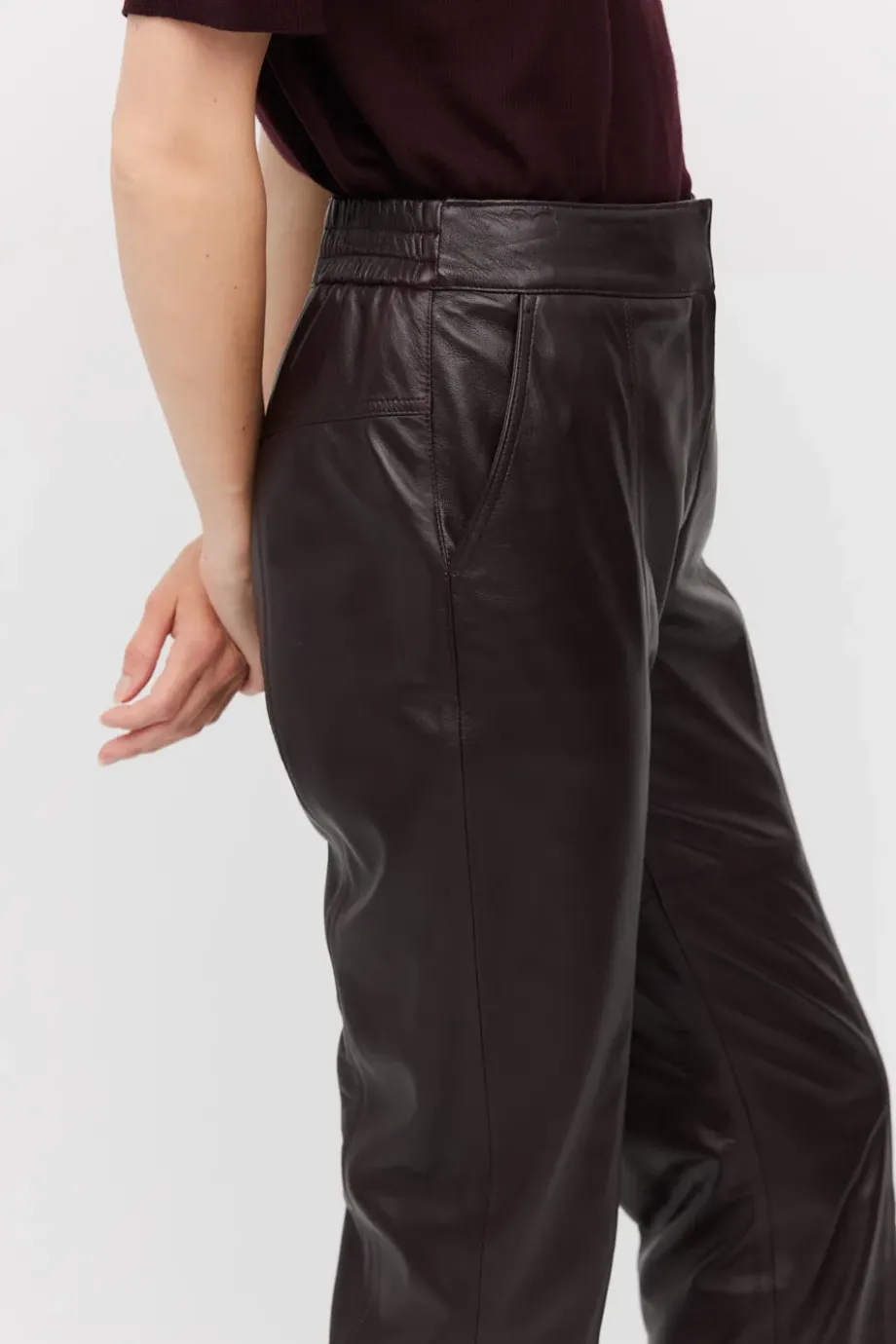 Pantaloni din piele vinete cu buzunare Pantaloni din piele vinete cu buzunare