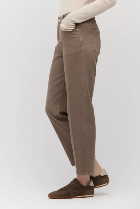 Blugi mom fit maro cu talie înaltă Blugi mom fit maro cu talie înaltă
