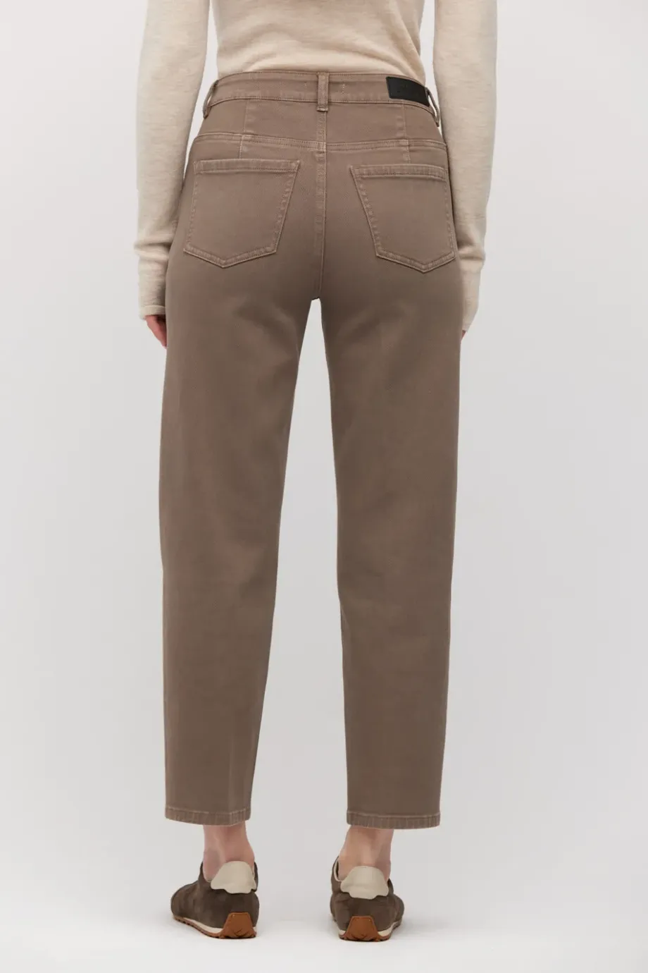 Blugi mom fit maro cu talie înaltă Blugi mom fit maro cu talie înaltă