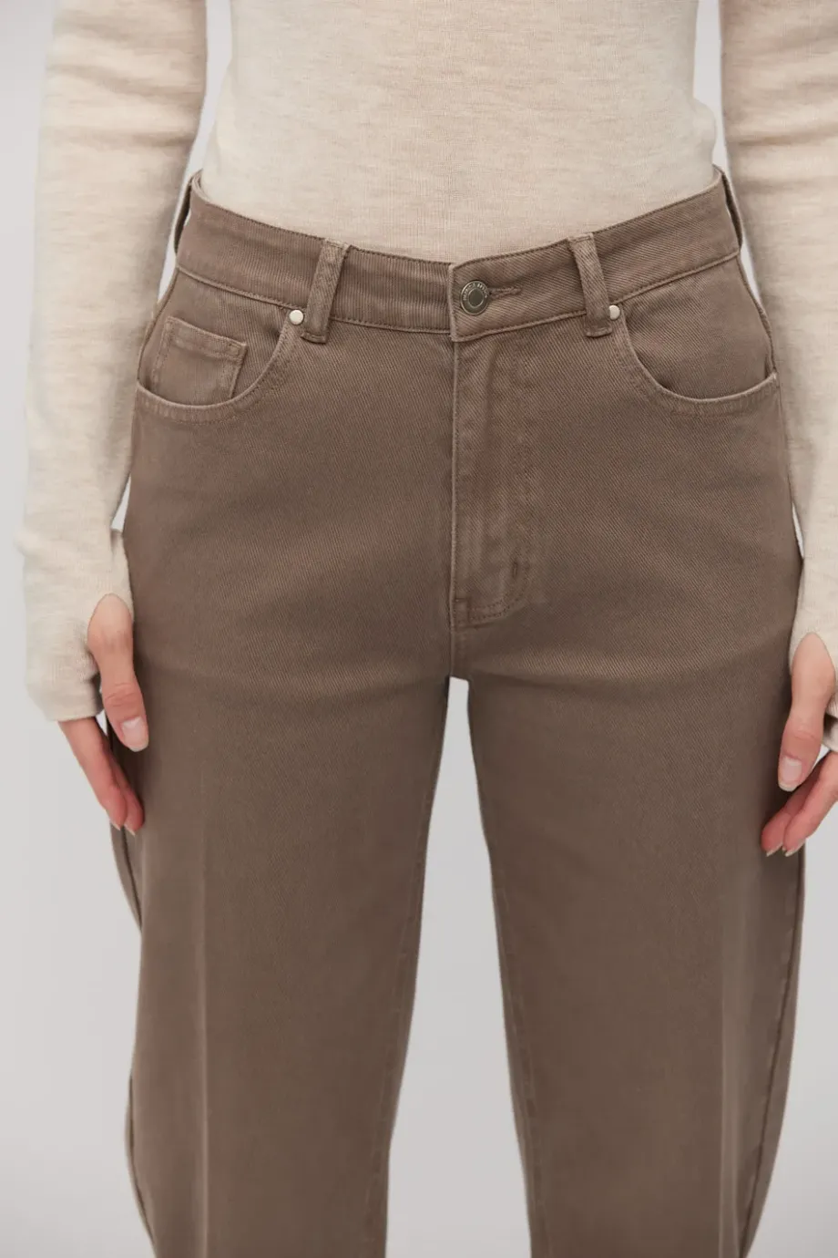 Blugi mom fit maro cu talie înaltă Blugi mom fit maro cu talie înaltă