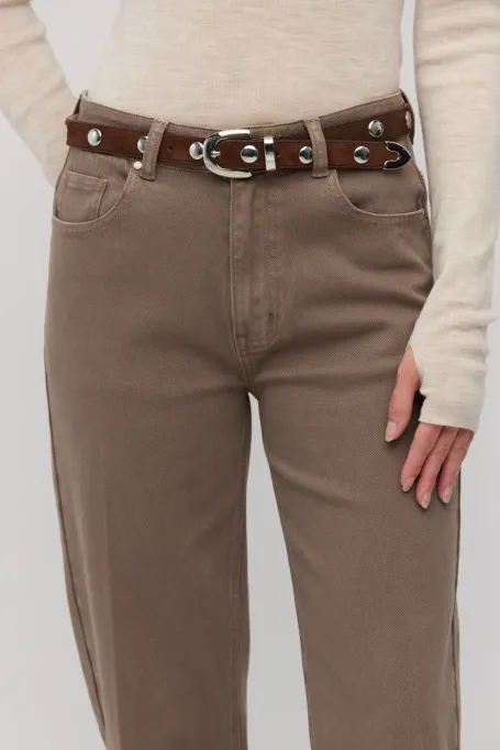 Blugi mom fit maro cu talie înaltă Blugi mom fit maro cu talie înaltă