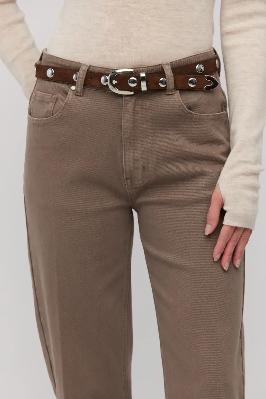 Blugi mom fit maro cu talie înaltă Blugi mom fit maro cu talie înaltă
