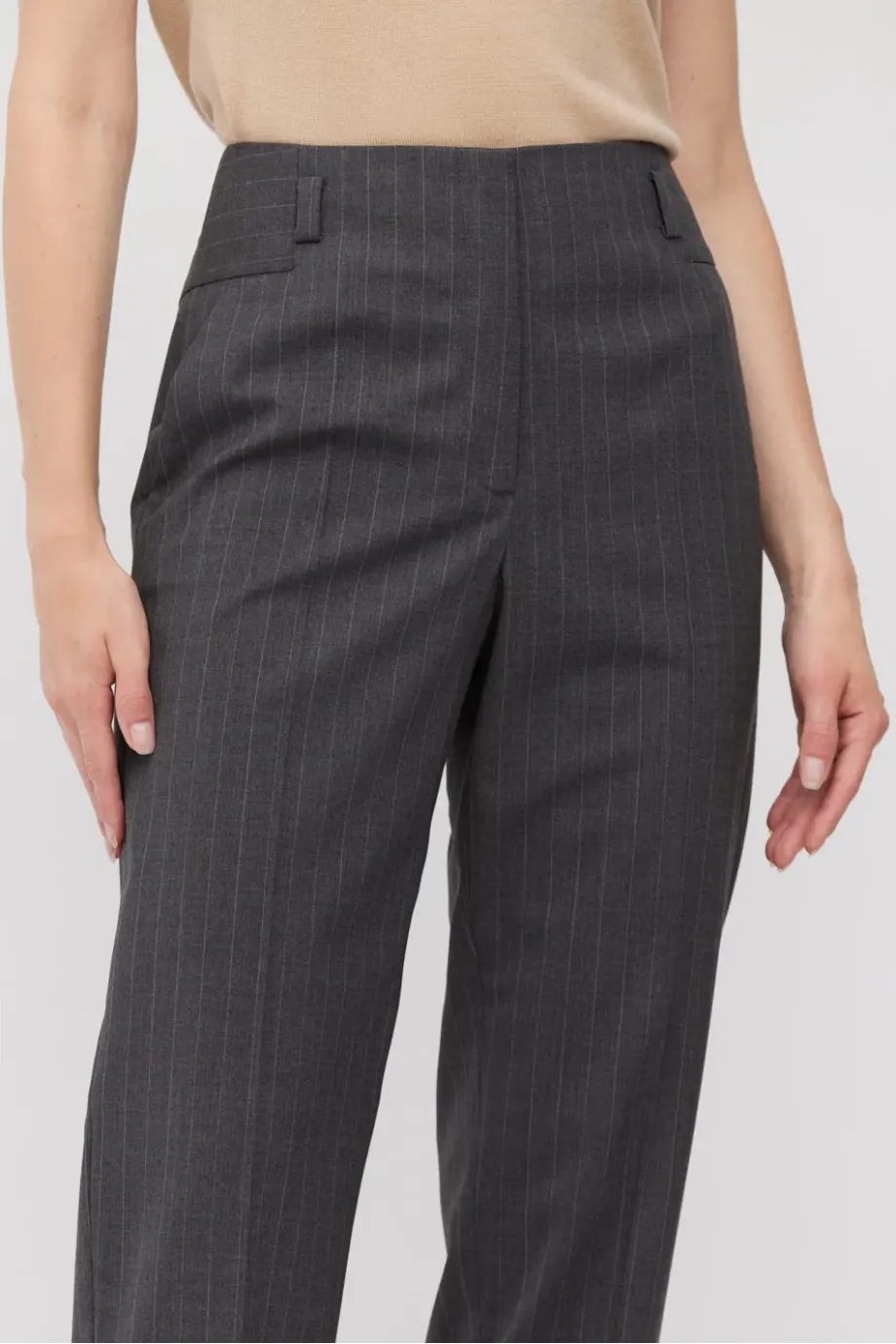 Pantaloni de costum gri din lână cu dungi Pantaloni de costum gri din lână cu dungi