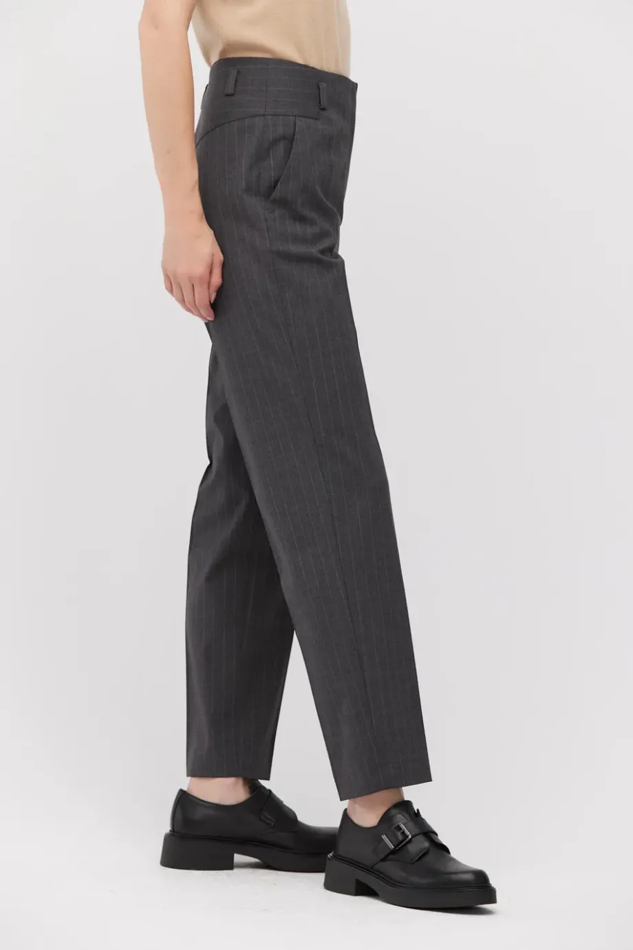 Pantaloni de costum gri din lână cu dungi Pantaloni de costum gri din lână cu dungi